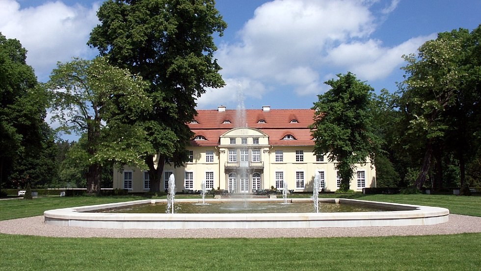 Schloss Hasenwinkel umgeben von Wasserspielen und historischem Schlosspark, © Schloss Hasenwinkel