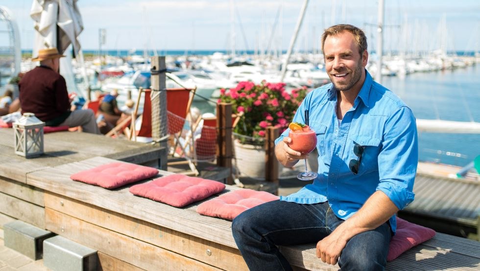 SOKO Wismar Kriminaloberkommissar Lars Pöhlmann, alias Dominic Boeer, genießt gern einen Cocktail im Bootshafen., © VMO, Alexander Rudolph